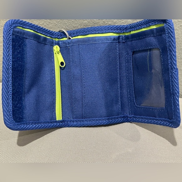 Gap trifold wallet all over graphics contrast lining skull and cross bone design - Picture 9 of 15